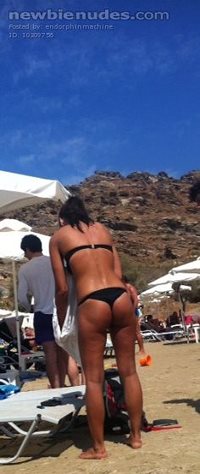 She right next to us on the beach... What a great assss.... Mmmmmm