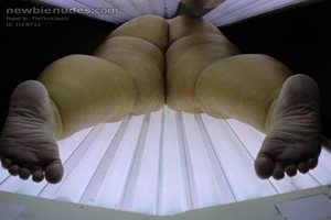 Sexy T in tanning bed